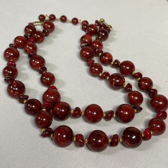 Vintage double strand marbleized rust red bead necklace - Picture 7 of 7